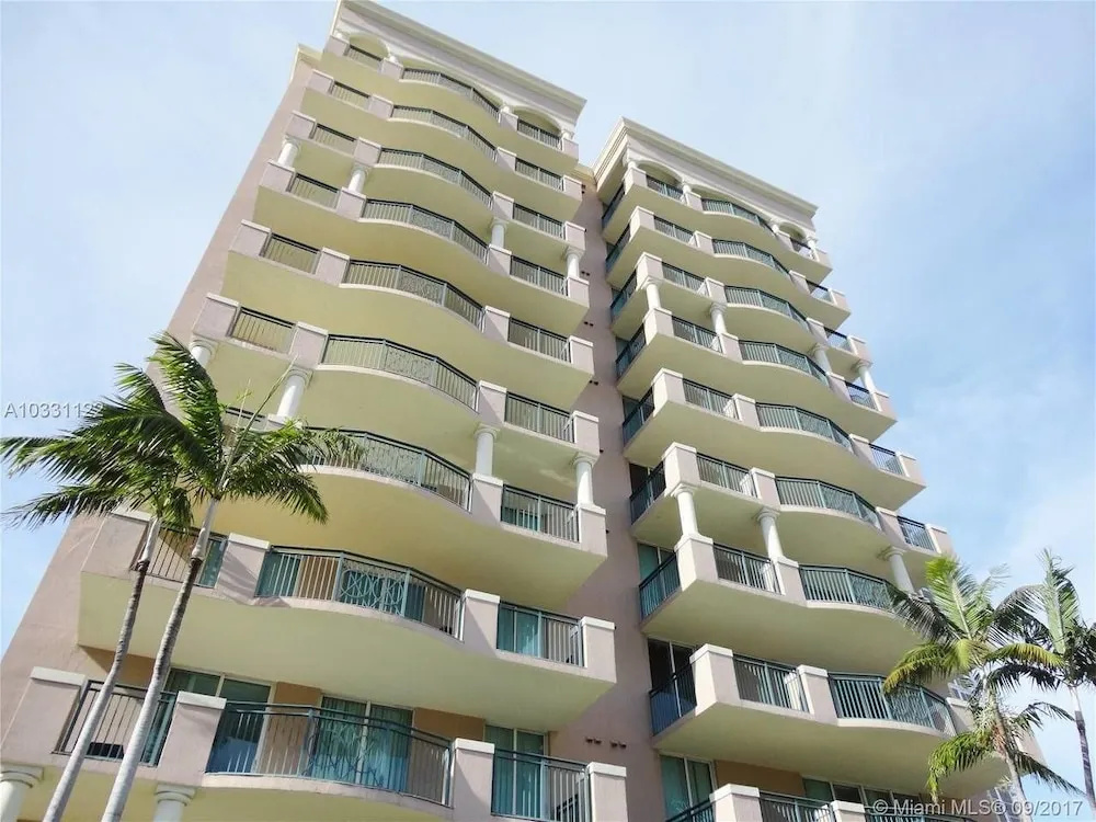Stylish Modern 2bd 2bth Apt Near the Beach