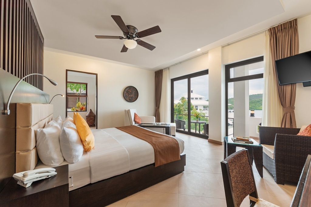 Suite with city view