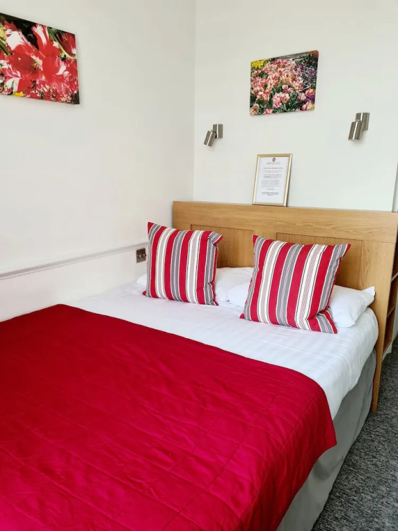 Small Double room (full double bed)