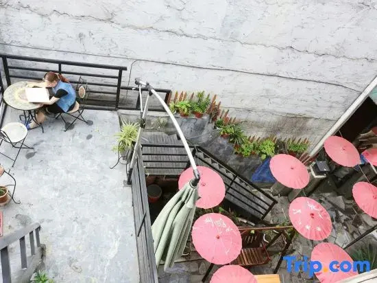 Fenghuang Dongyiyuan · Homestay