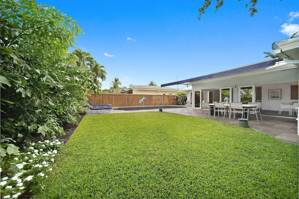 Upscale Modern Beach W/ Saltwater Pool 3 Bedroom Home