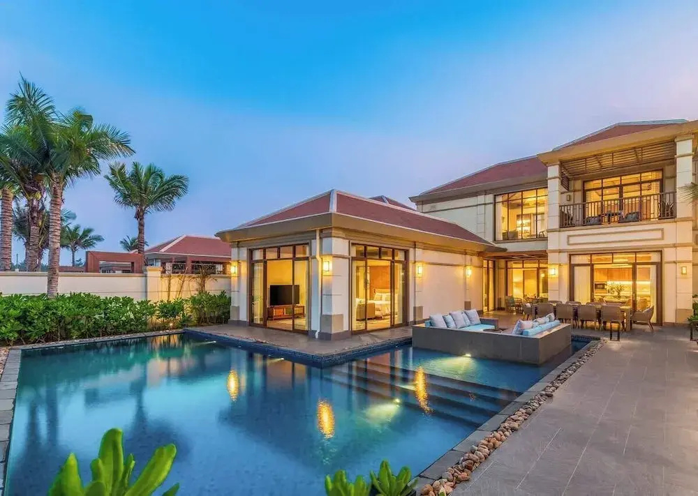 Luxe 5BR Villa: Beachfront Breakfast Pool