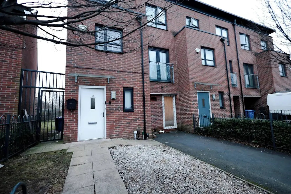 Cozy Place in Salford, Sleeps 8, 4 Bedroom, 5 Beds