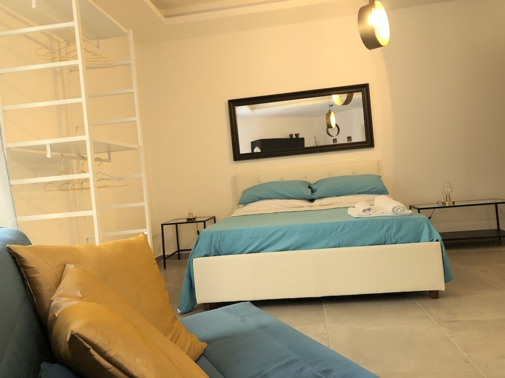 21 Holiday House