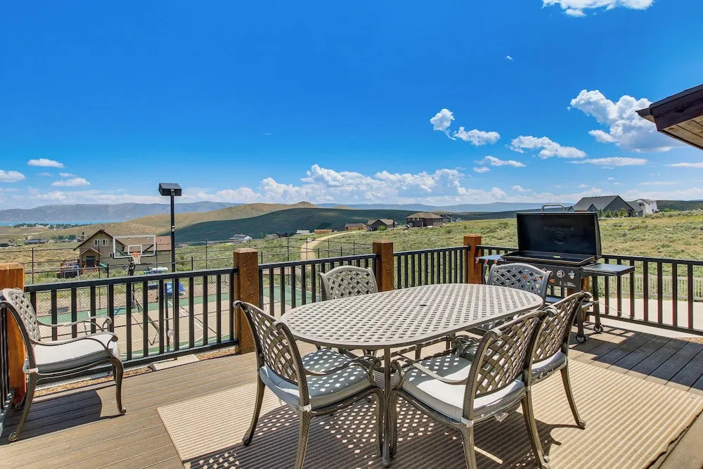 Cabin w/ Beach Access, Sport Court, Hot Tub & View