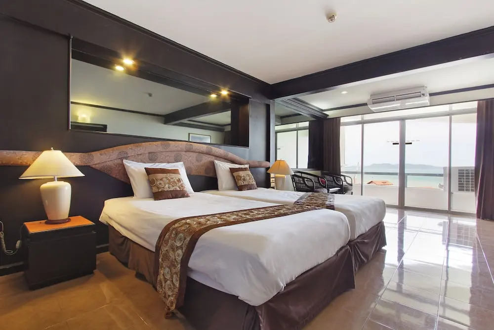 Двухместный номер Deluxe с видом на море двуспальная кровать в Sigma Resort Jomtien Pattaya