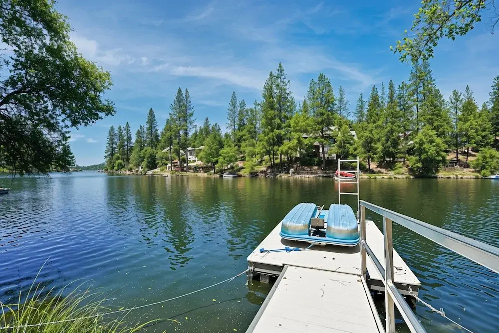 The Big Easy - Lakefront Only 1 mile to Popular Marina Beach! by Yosemite Region Resorts