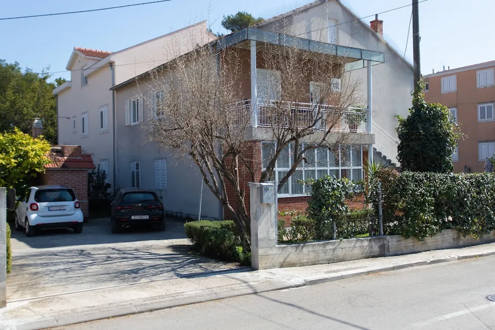 Apt Sara - Classy 100 m2 w Balcony, 2 min to Beach