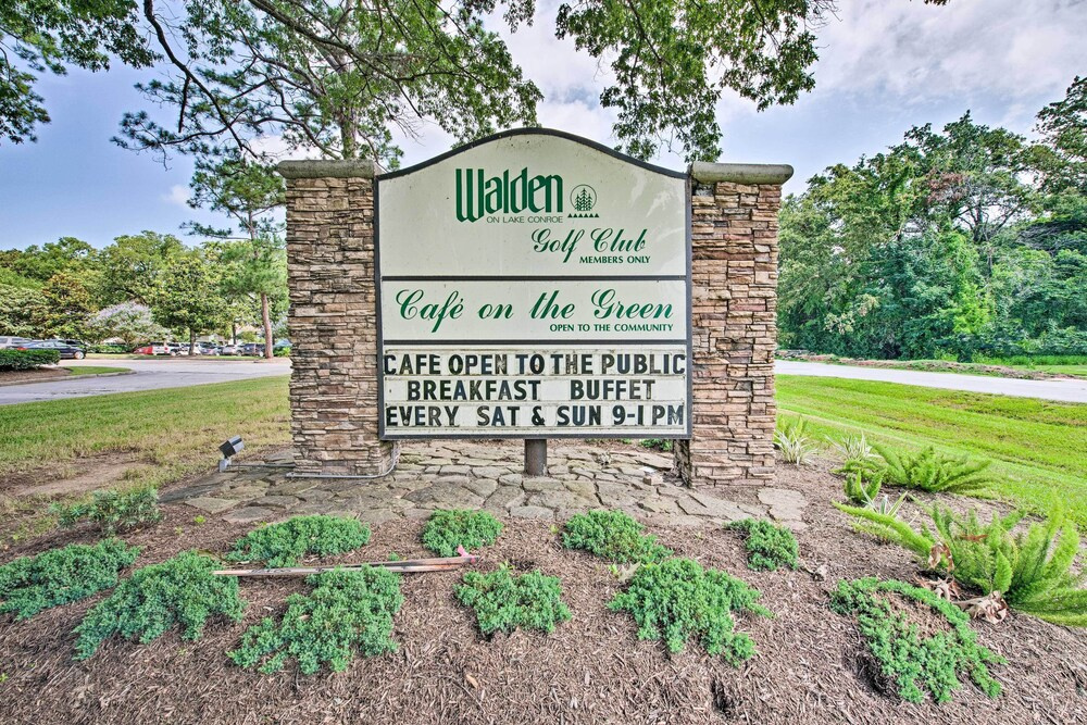 Golf, Swim & Dine! Condo w/ Lake Conroe Access