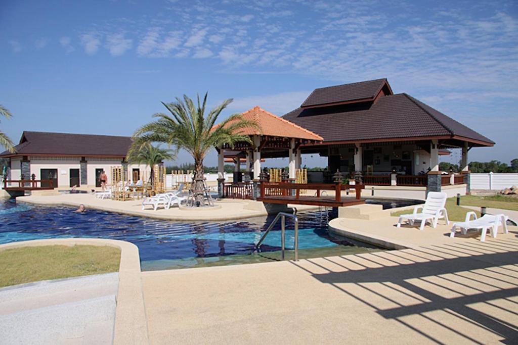 Коттедж с 3 комнатами в Sea Breeze House