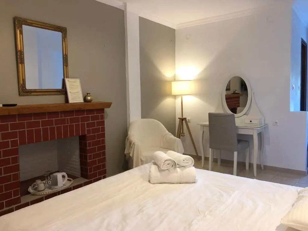 Deluxe Double room (full double bed)