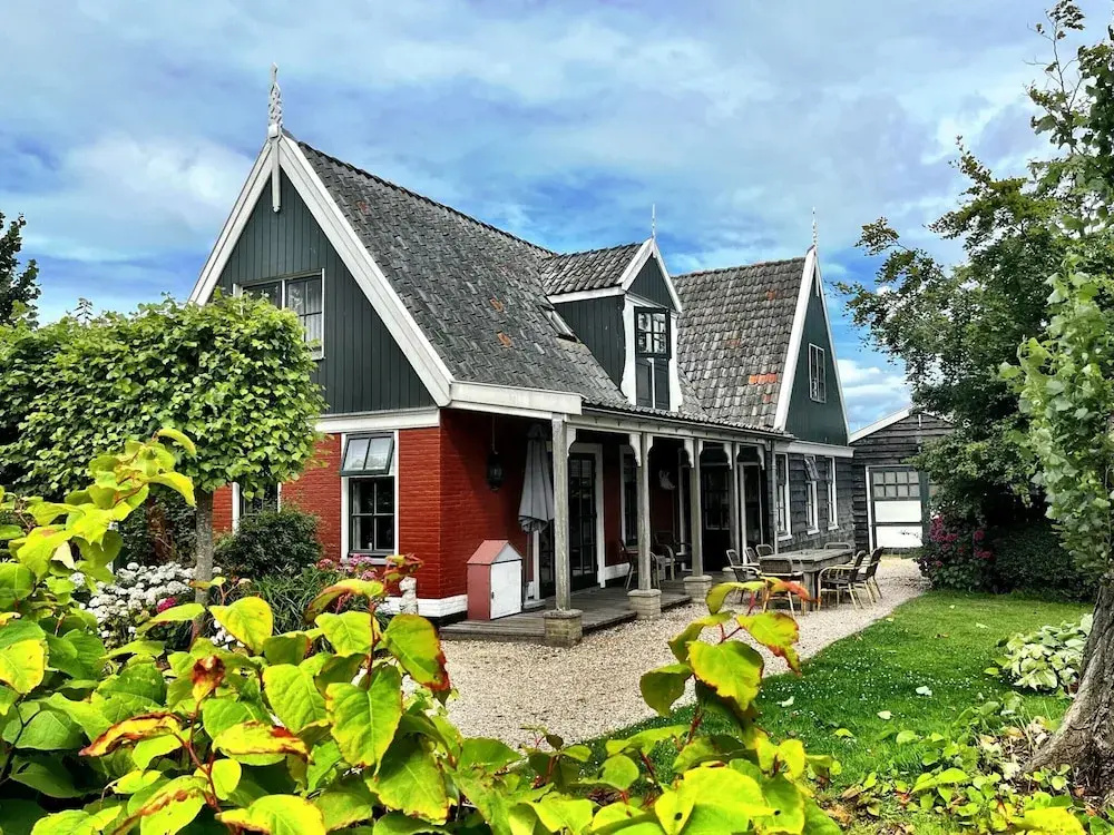 Nicely Decorated Villa with Garden near Sea