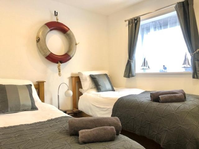 Seaview, Luxury apartment, 2 min walk to both Porth and Whipisderry beaches