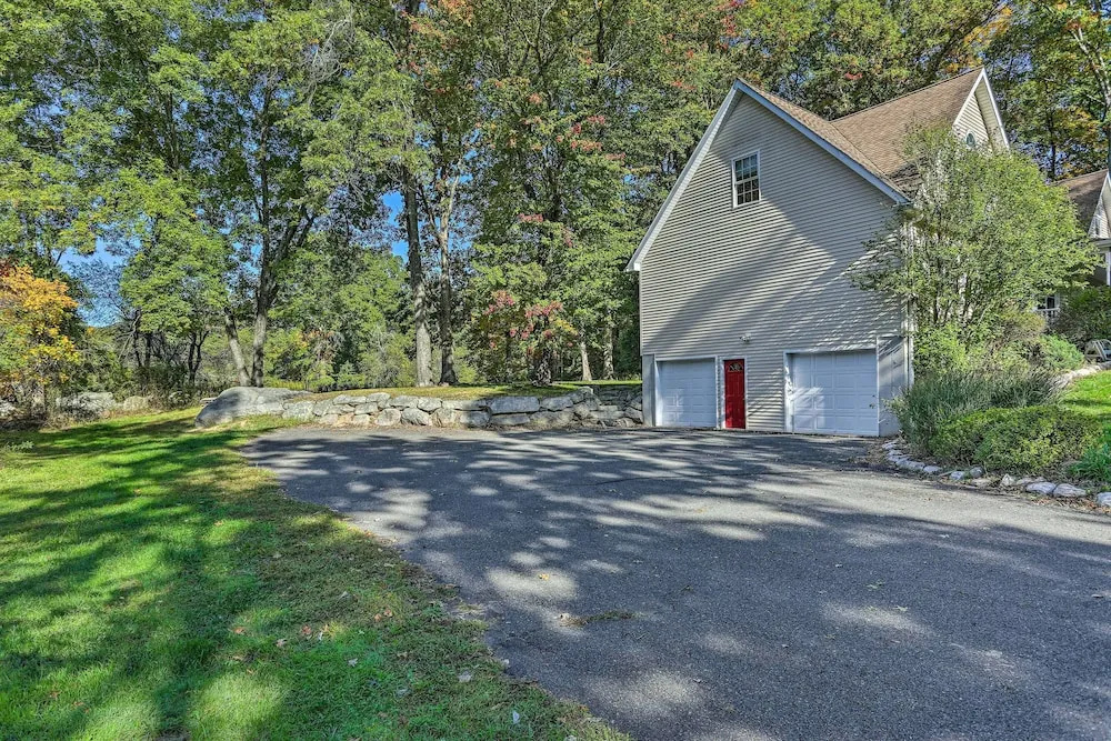Pet-friendly Grand Pine Bush Retreat on 2 Acres!