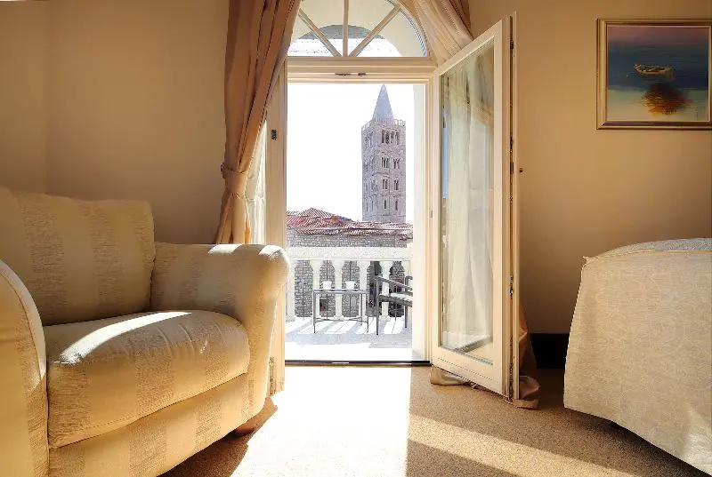 Deluxe Double room with balcony (full double bed)