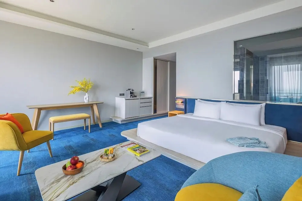 Standard room with balcony and with partial ocean view