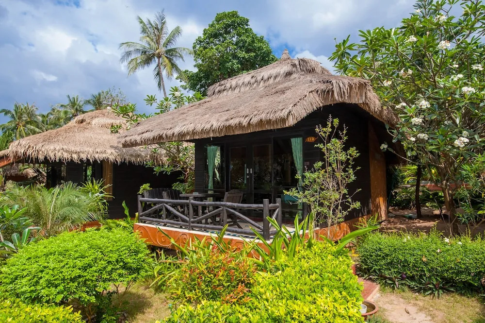 Бунгало Superior с балконом в Palm Leaf Resort