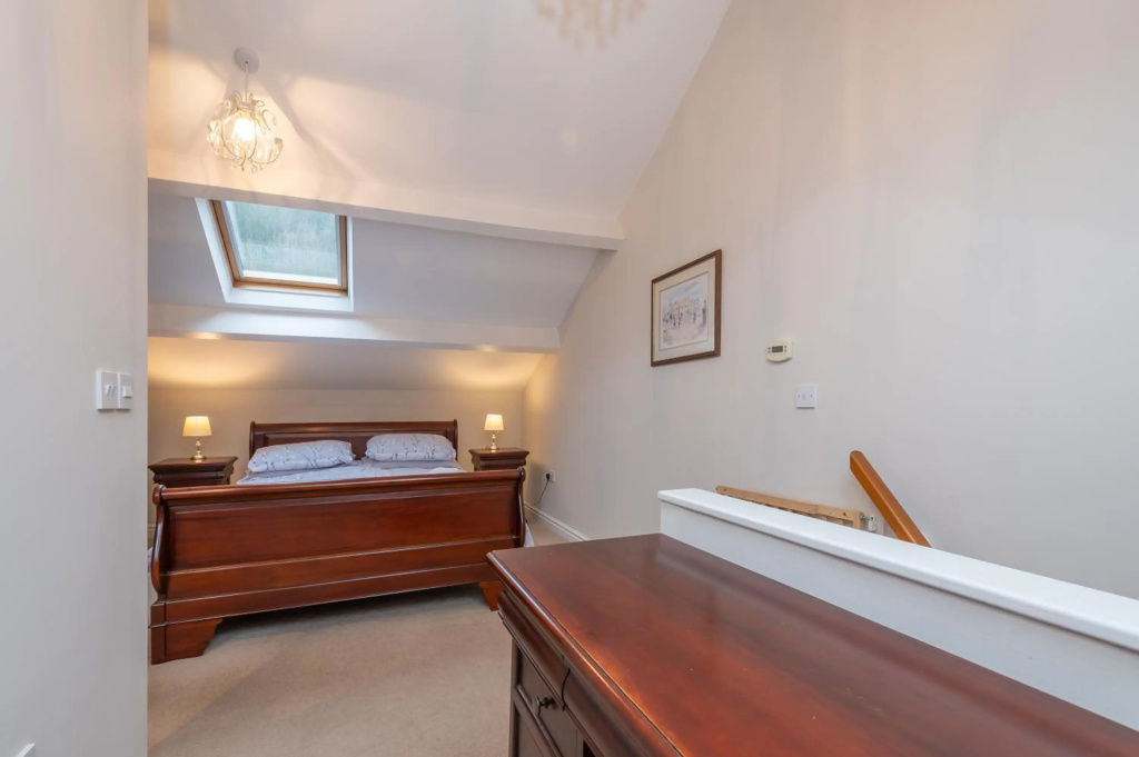 Sleeps 5 - 3 Bedrooms - walk to the square