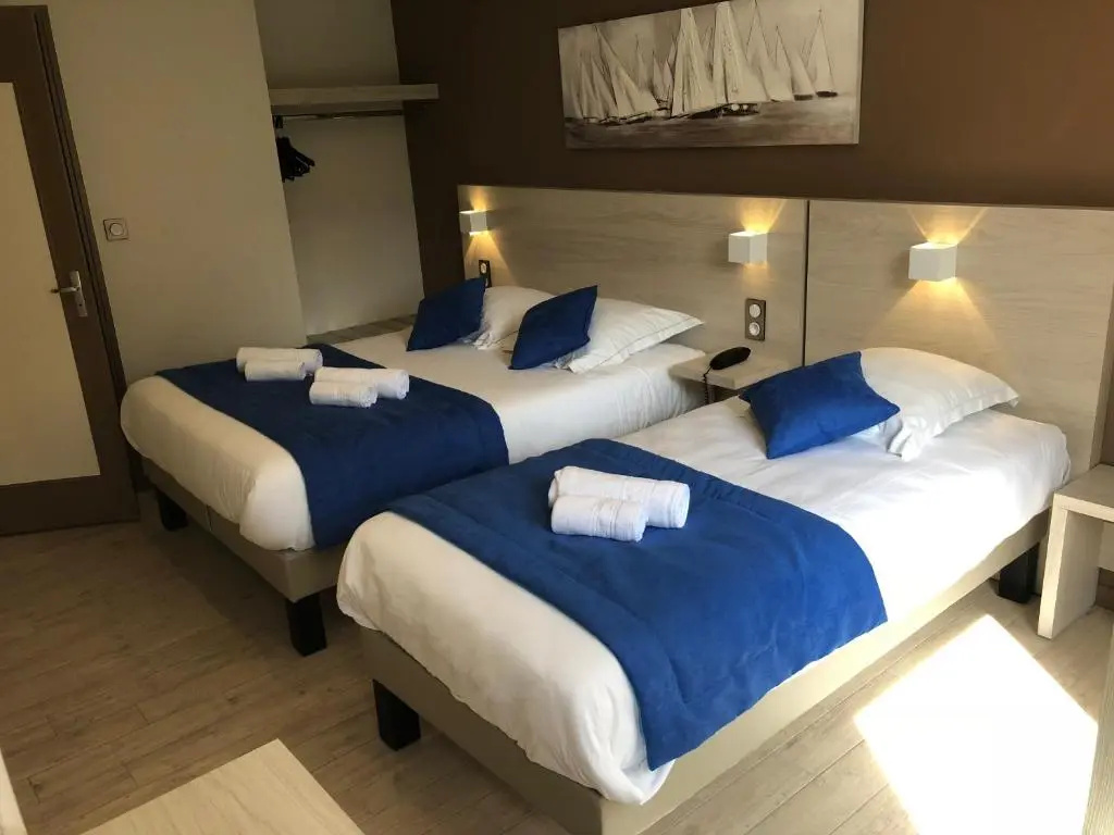 Standard Triple room with pool view