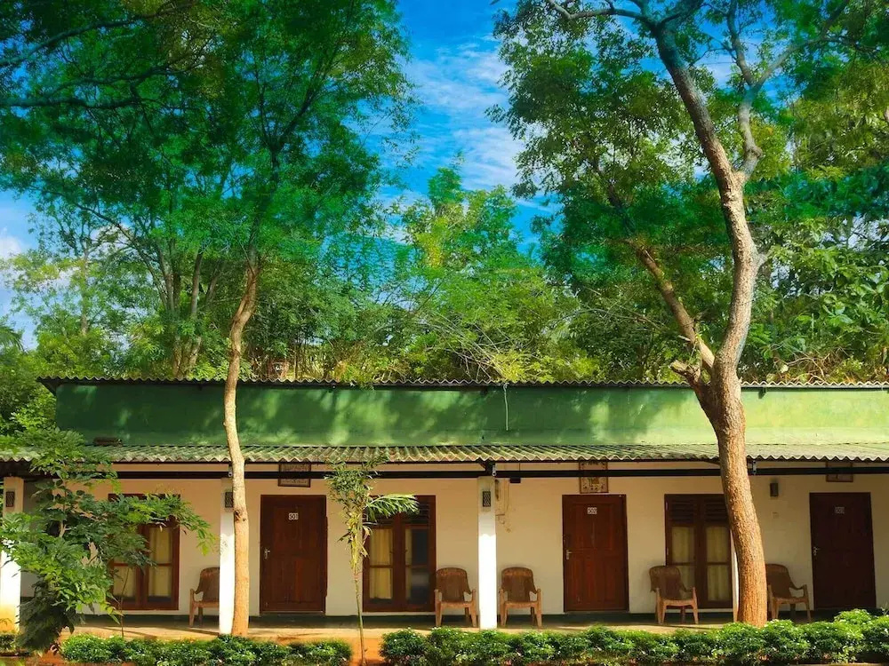 Leon Lakeside Hotel