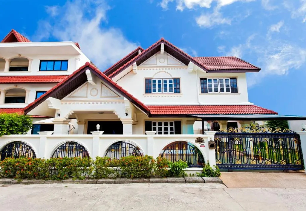 5 Bedrooms House
