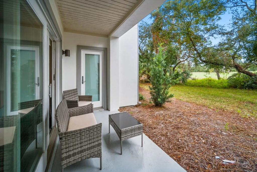 Modern & Spacious PCB Condo! 1st Floor, Pvt Porch