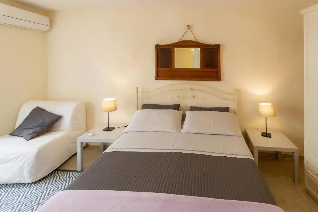 Deluxe Double room (full double bed)