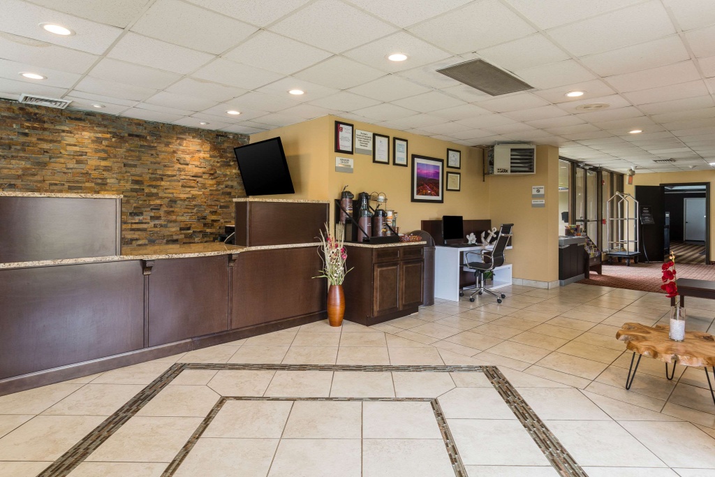 Clarion Inn & Suites Stroudsburg - Poconos