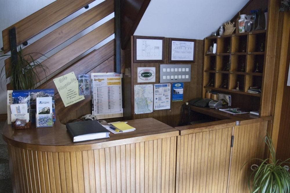 Lobby & Reception