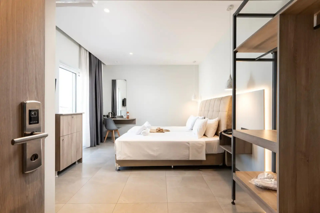 Deluxe Double room with harbour view (full double bed)