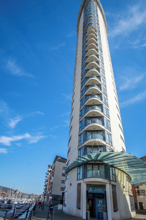 High Floor Meridian Tower - 3 Bedroom - Swansea
