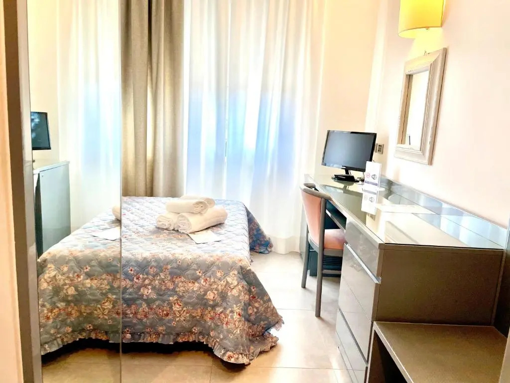 Small Double room (full double bed)