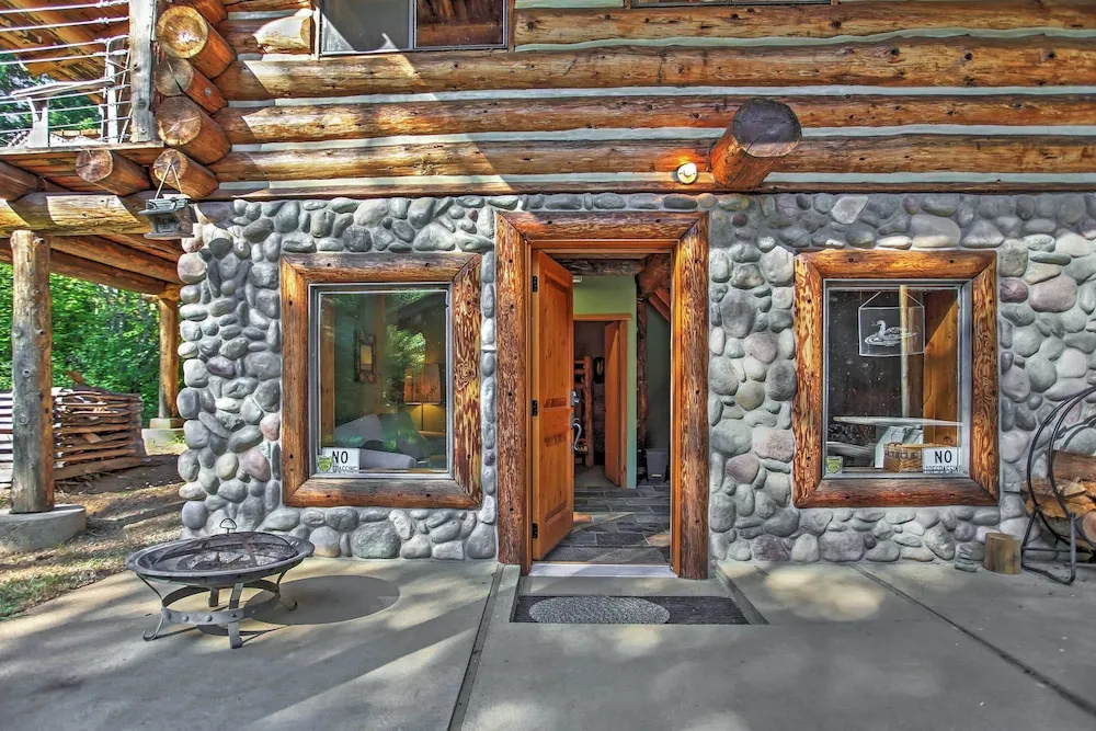 Cozy Easton Cabin w/ Wenatchee Nat'l Forest Views!