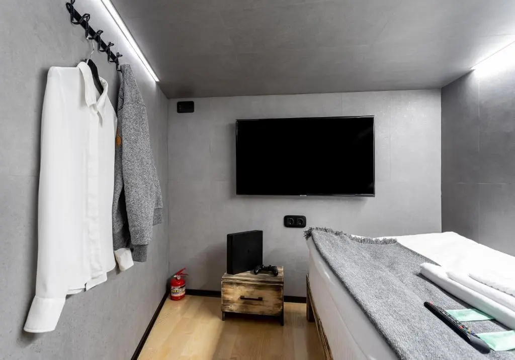 Big King with PS4 (no window) Second floor Capsule