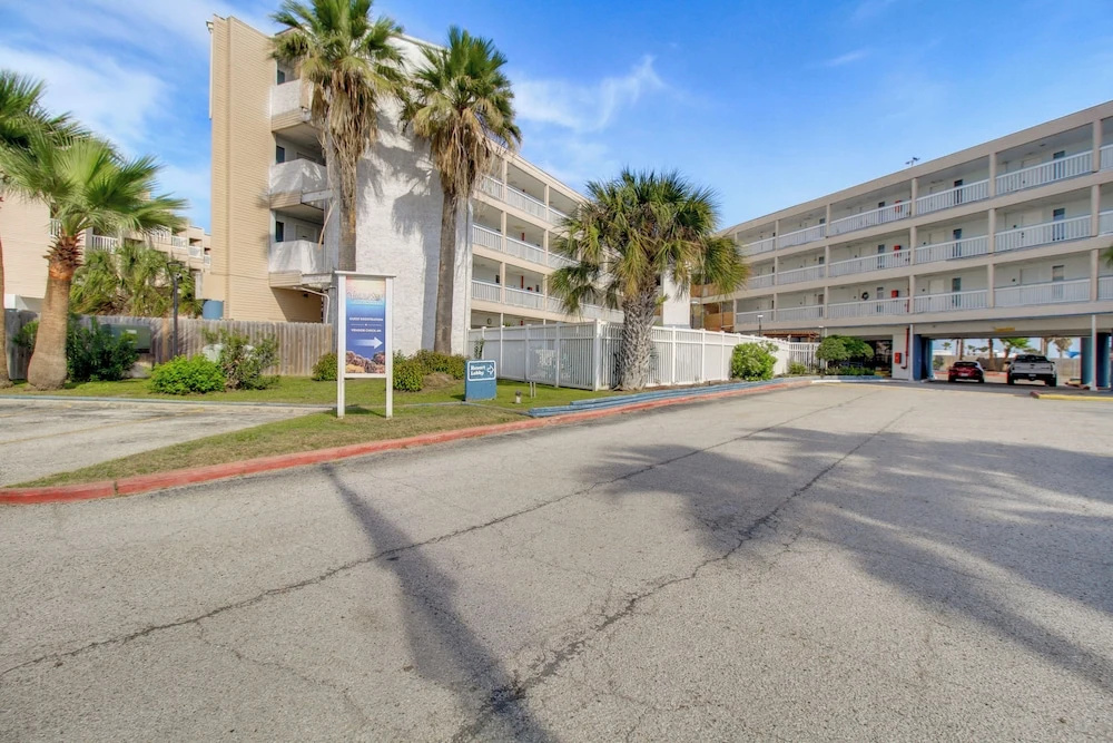 Poolside Fun, Ocean Strolls! Corpus Christi Escape