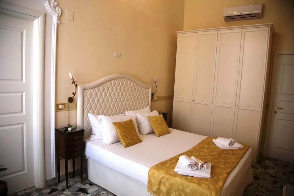 Classic Double room with courtyard view (full double bed)