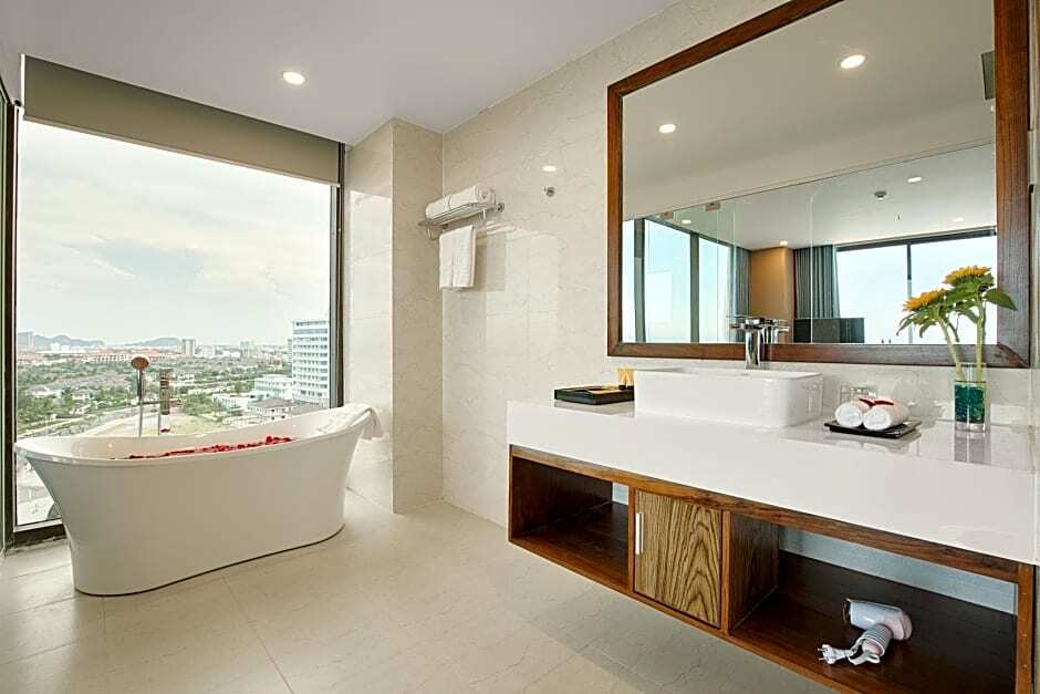 Yarra Ocean Suite Danang