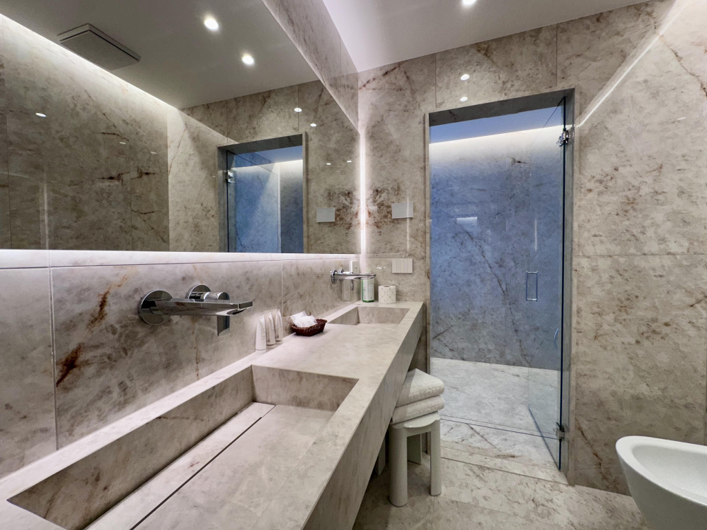 Double Suite with balcony and with mountain view (full double bed)