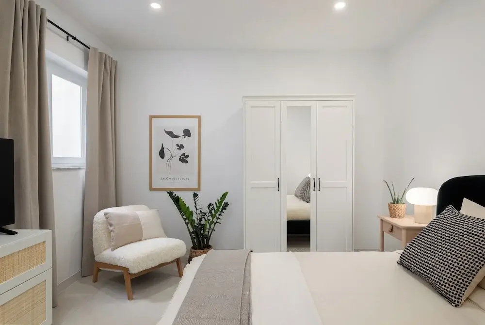 Modern & Central 2 BR Ensuite Retreat