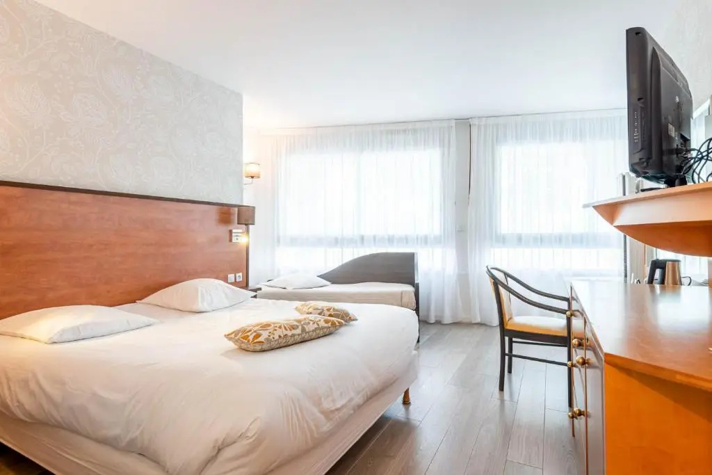 Comfort Double room with street view (full double bed)