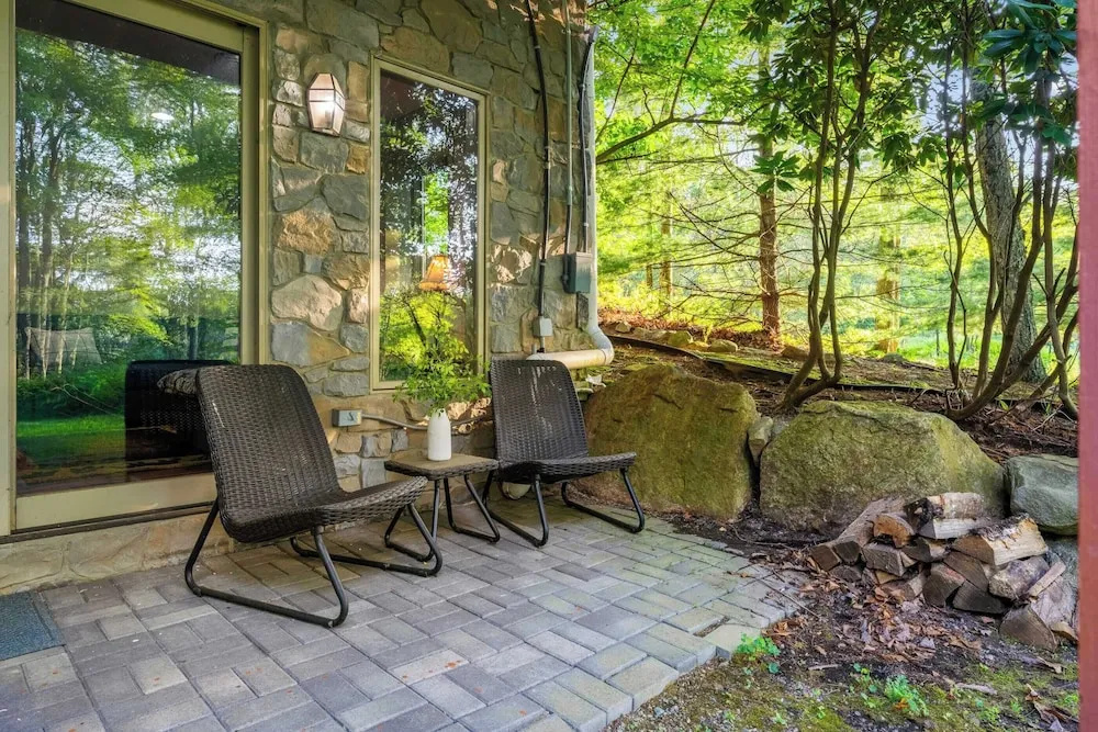 Lake Harmony Chalet w/ Hot Tub & Arcades Near Beaches, Ski & Trails Everpine Lodge by Avantstay