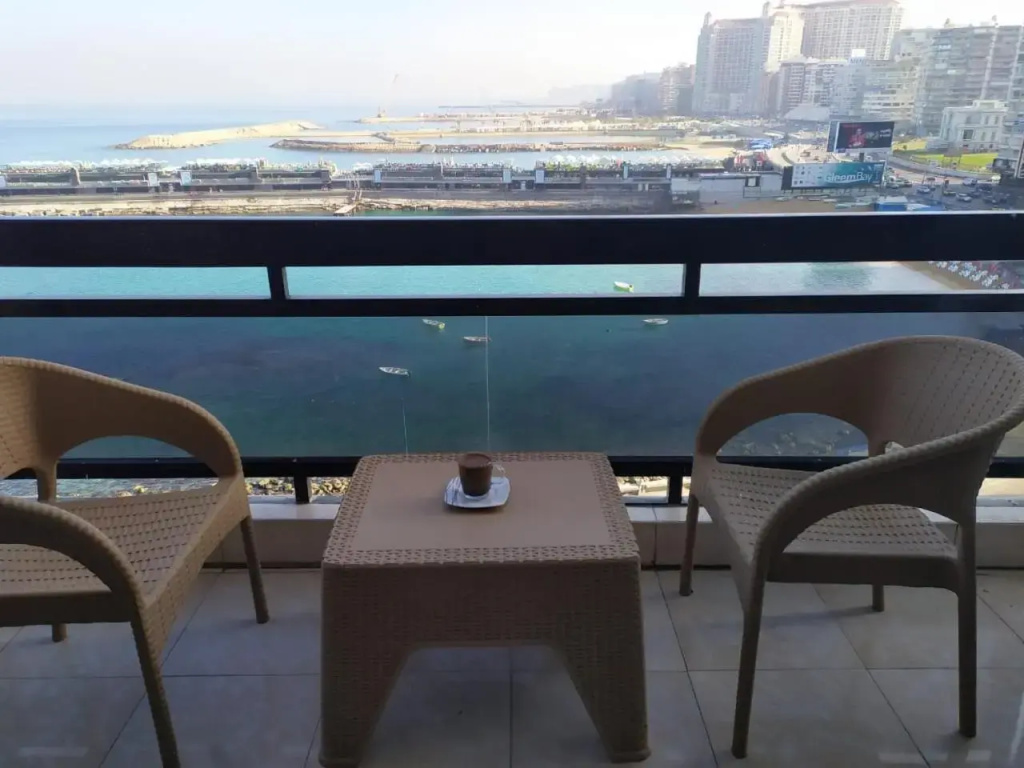 جليم على البحر مباشرة