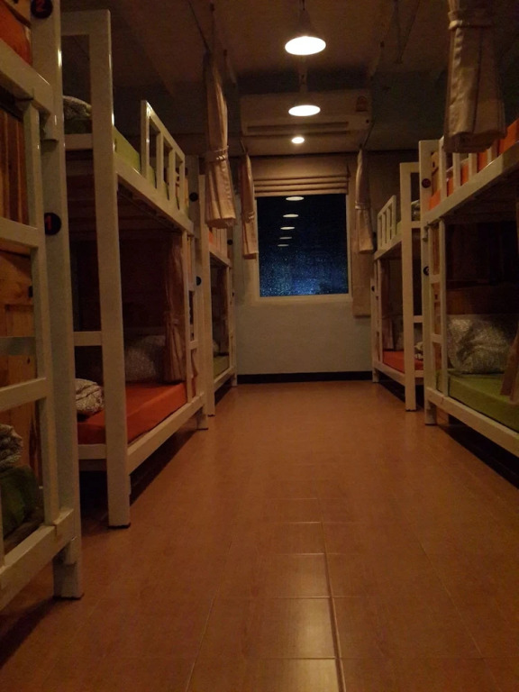 Кровать в общем номере в Eat - Ting Cafe and Hostel