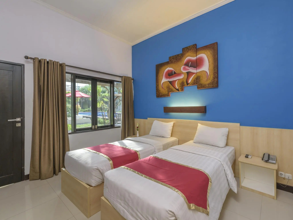 Deluxe room with pool view