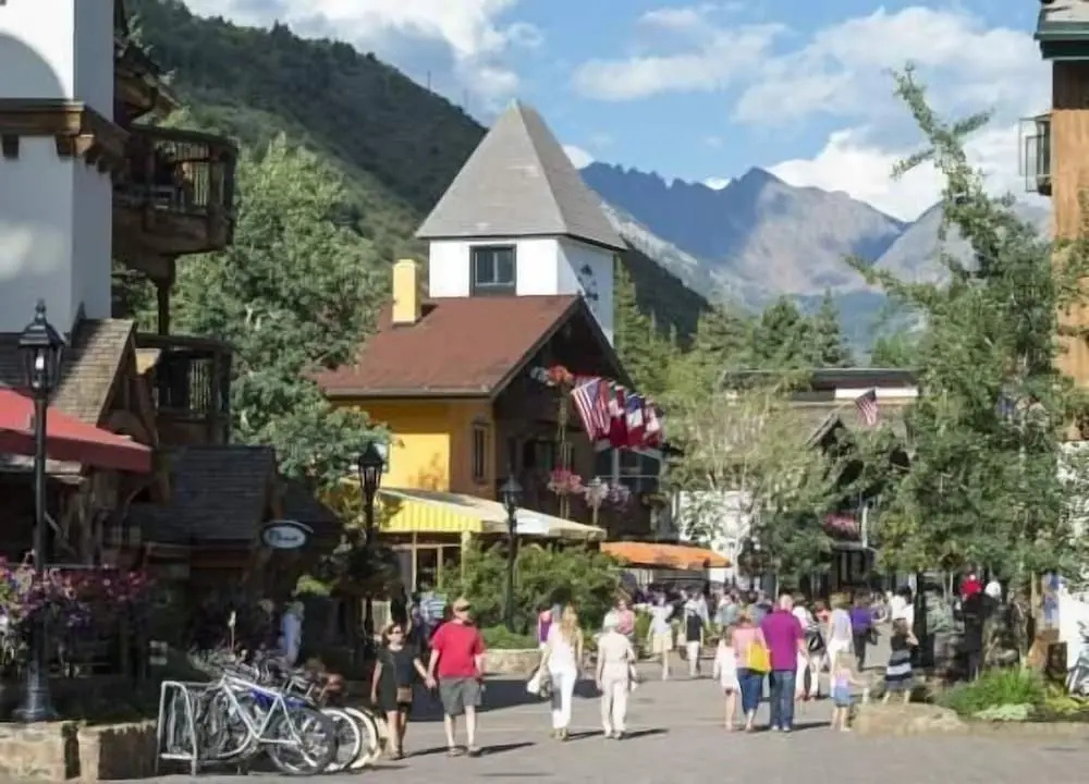 3-Bedroom 3-Bath condo Located on the creek in the middle of Vail VIll