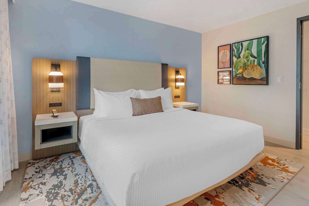 Двухместный люкс двуспальная кровать в Cambria Hotel Austin Downtown