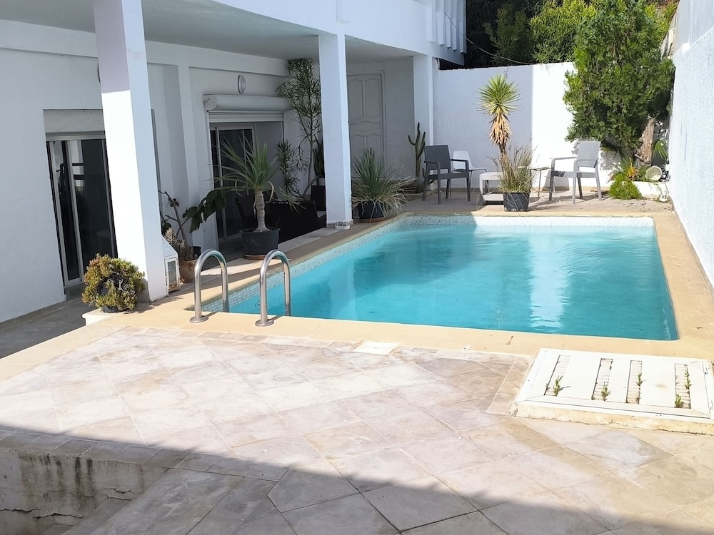 Stylish villa avec parking et piscine — фото 1