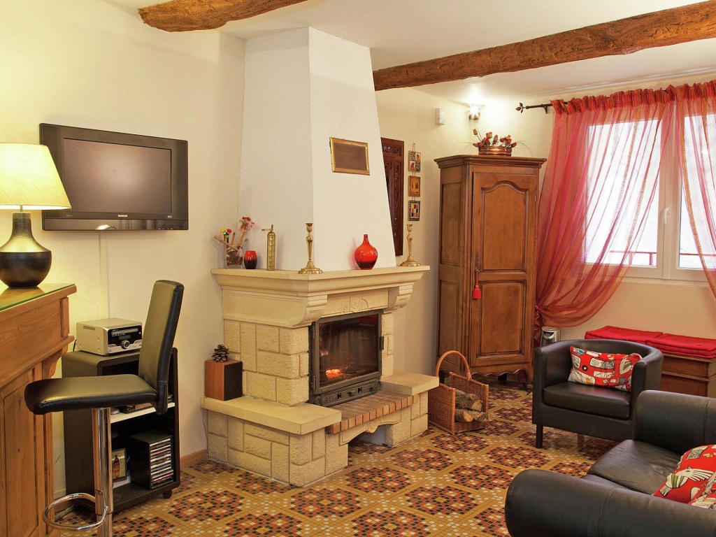 Alluring holiday home in Cazouls D'hérault with pool