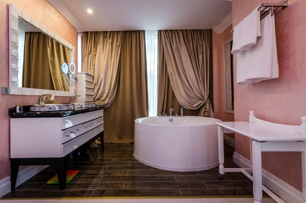 Double Suite with lake view (full double bed)