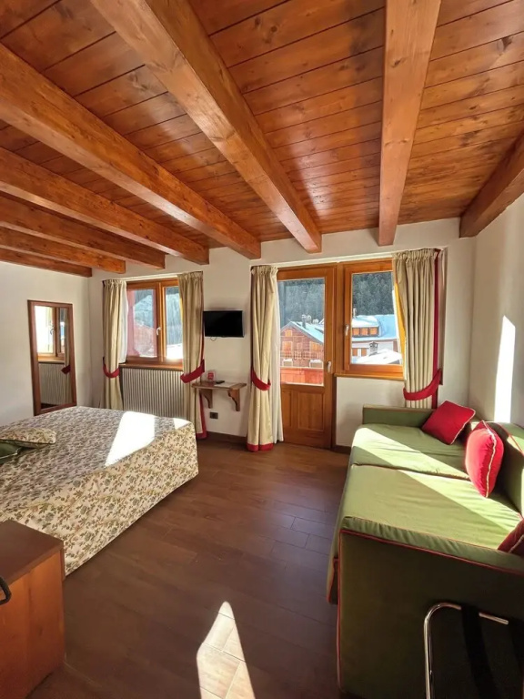 Standard Triple Family room with mountain view